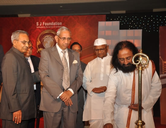 dr-sitaram-jindal-justice-rc-lahoti-anna-hazare-sri-sri-ravi-shankar-at-sr-jindal-prize-2012