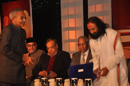 dr-sitaram-jindal-left-patron-sj-foundation-felicitating-sri-sri-ravi-shankar-at-sr-jindal-prize-2012-award-ceremony