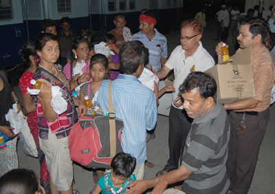 volunteers-of-sahara-india-pariwar-distributing-sahara-q-safe-driniking-water-along-with-juice-bottles-and-food-packets-at-the-haridwar-railway-station