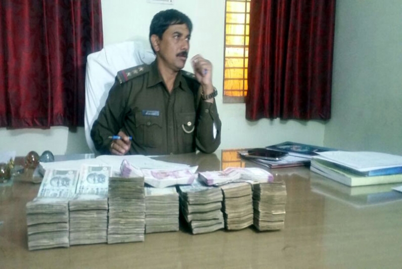800x535update_jhansi_police_checking_nwabad_holding_more_than_5_million_in_cash_and_two_young_men1